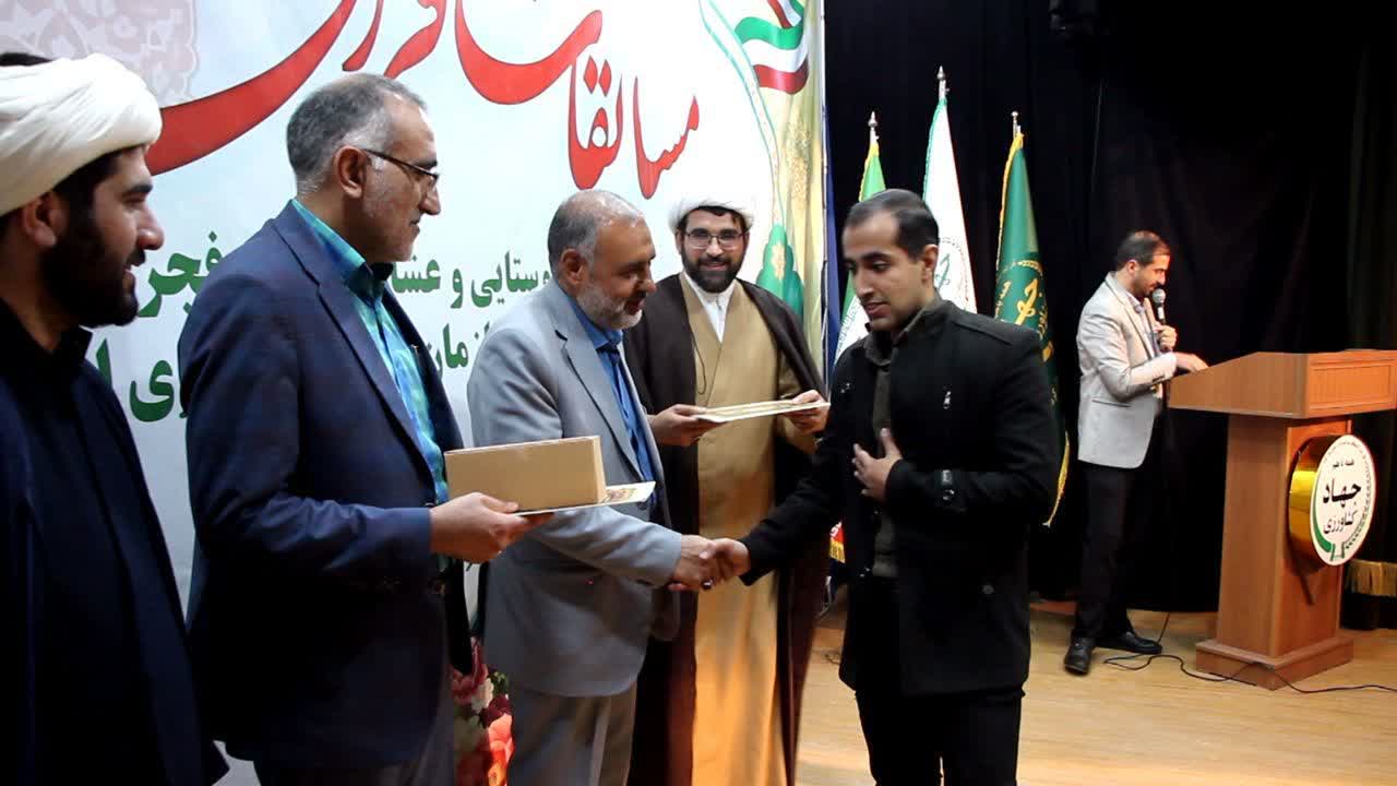 حافظ جوانی که قرآن را سهزبانه تلاوت میکند